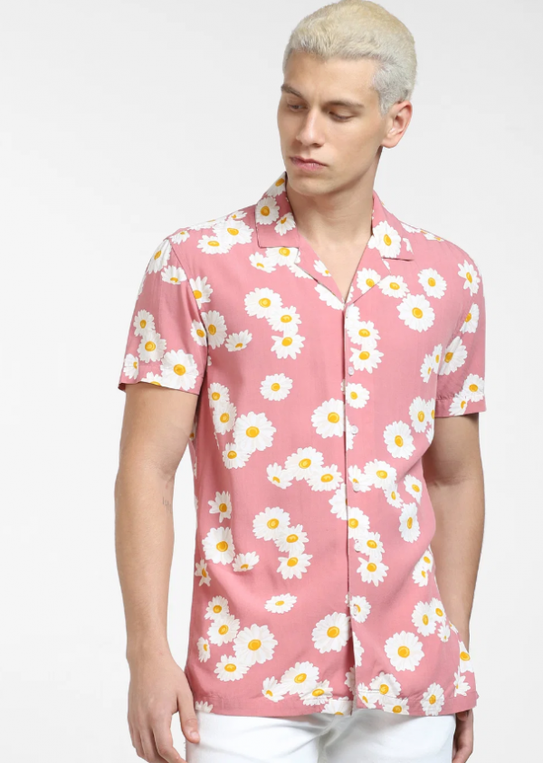 Kemeja dengan lengan pendek dan motif floral